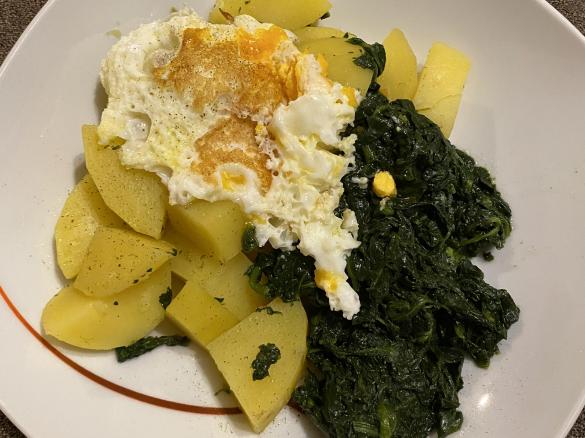 Kartoffeln und Spinat mit Spiegelei