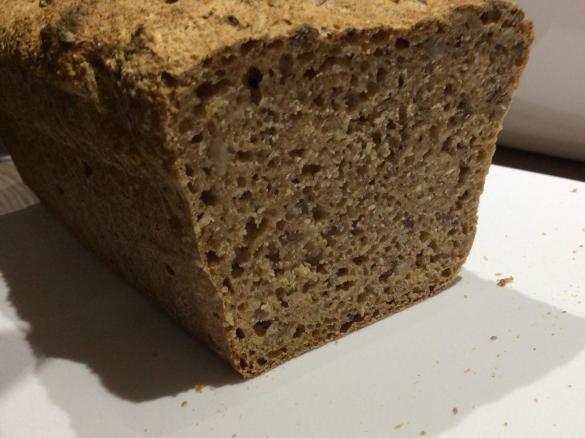 Dinkel-Vollkornbrot mit Haferflocken & Körnern