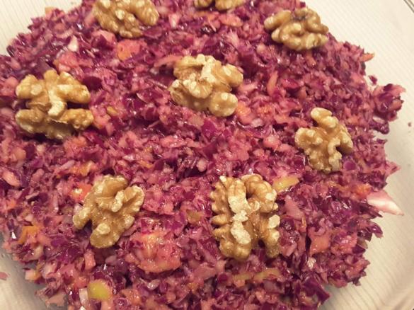 fruchtiger Rotkohlsalat mit Walnüssen