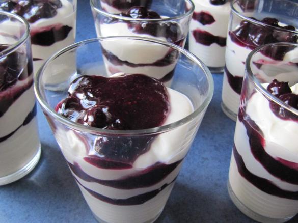 Joghurt-Creme mit Heidelbeeren