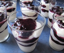 Joghurt-Creme mit Heidelbeeren