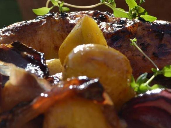 Hähnchenschenkel in Orangensauce mit roten Zwiebeln