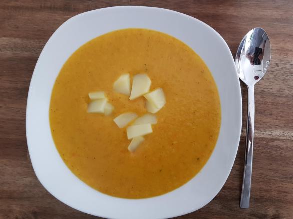 Cremige Hokkaidosuppe mit Kartoffelstücke