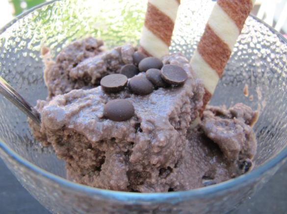 Oreo-Marzipan-Eis mit weißer Schokolade