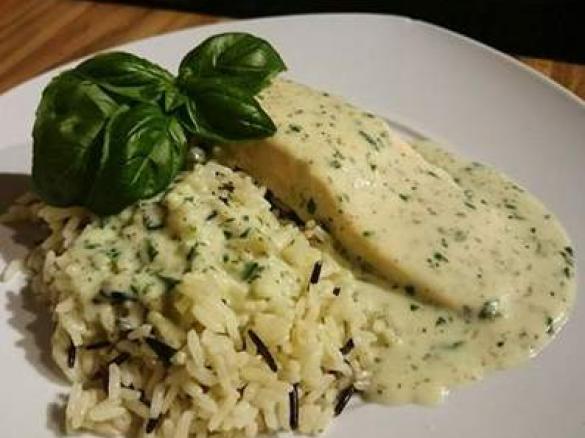 Wildreis mit Lachs an Basilikumsoße