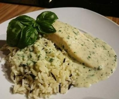 Wildreis mit Lachs an Basilikumsoße