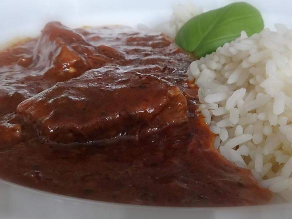 kräftiges Rindergulasch mit Reis