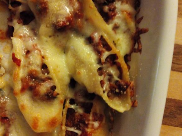 Überbackene Conchiglioni rigati mit Tomatenhackfleischsauce