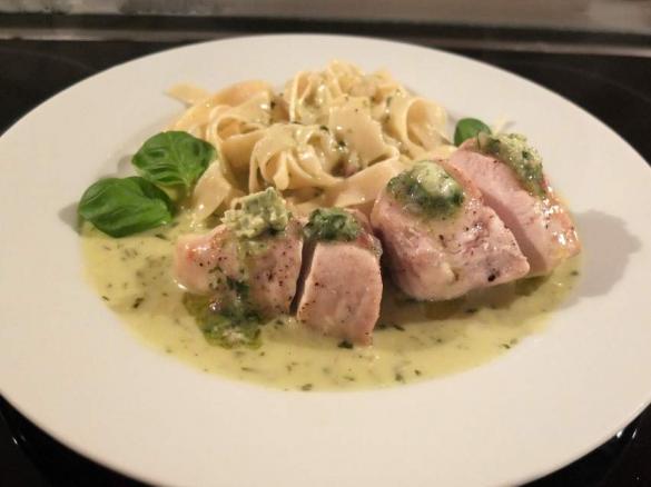 Hähnchenbrust mit Zitronen-Basilikum-Soße und Bandnudeln