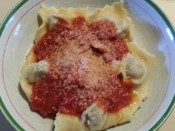 Ravioli mit Tomatensoße