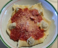 Ravioli mit Tomatensoße
