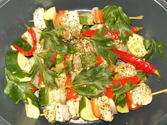 Hähnchenspieße mit Reis und Currysoße