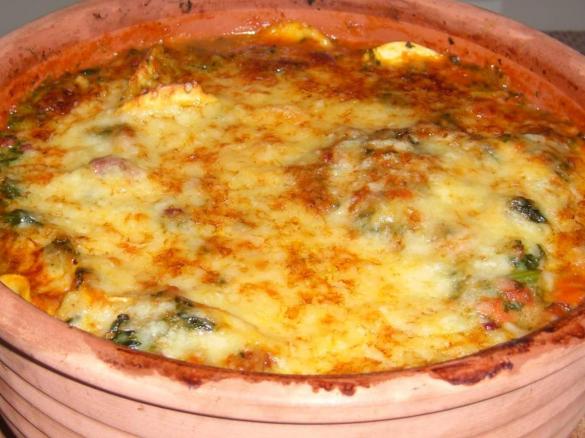 Ravioli in Spinat -Tomatensoße, Thermomix meets Römertopf