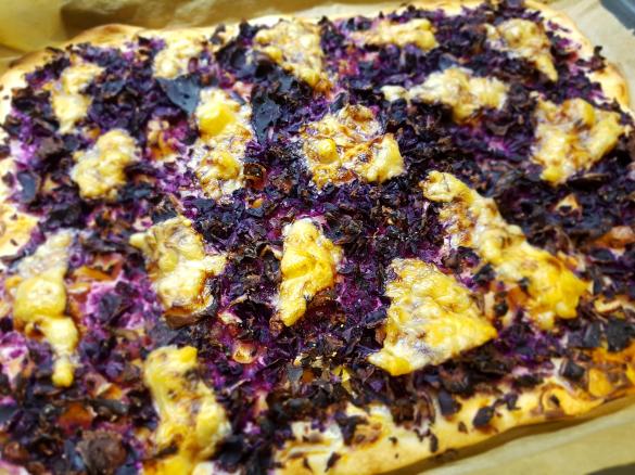 Flammkuchen mit Rotkohl, Apfel und Käse