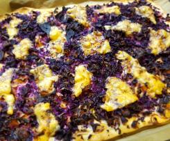 Flammkuchen mit Rotkohl, Apfel und Käse