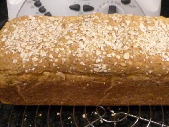 Dinkelbrot mit Körnern