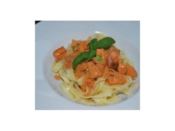 Lachsnudeln mediterran