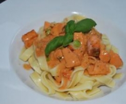 Lachsnudeln mediterran