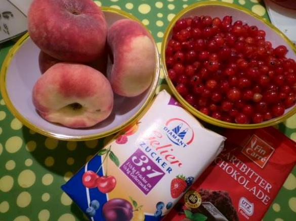 Johannisbeer-Pfirsich-Marmelade mit Zartbitterschokolade