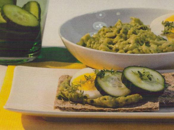 Knäckebrot mit Avocado-Dip