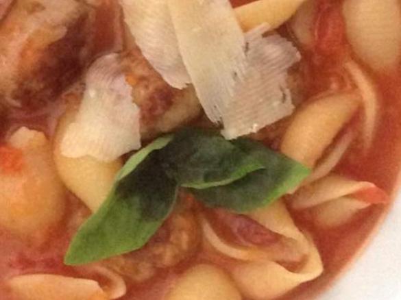 Variation von Italienische Nudelsuppe mit Bratwurstbällchen Pasta und Ciabatta