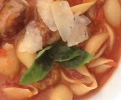 Variation von Italienische Nudelsuppe mit Bratwurstbällchen Pasta und Ciabatta