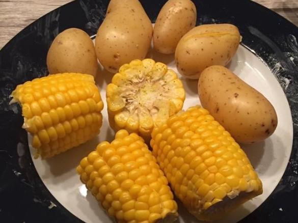 Maiskolben mit Pellkartoffeln