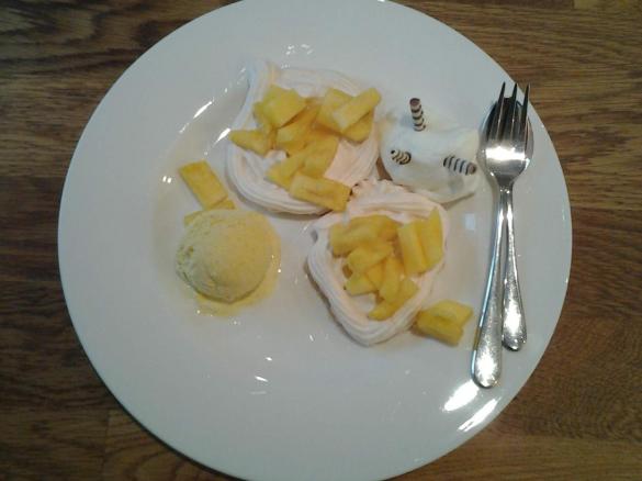 Mini-Pavlovas mit Ananas/Mango