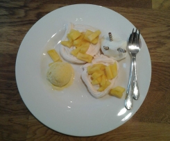 Mini-Pavlovas mit Ananas/Mango