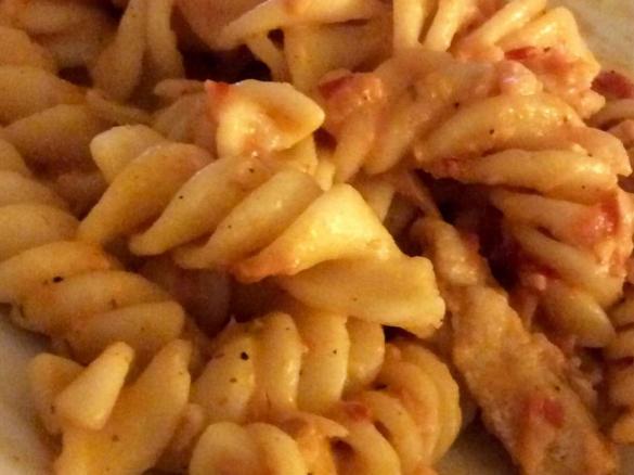 Nudeln mit Hähnchen-Tomaten-Sahnesauce