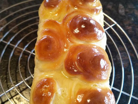 Brioche mit gezuckerter Kondensmilch