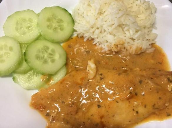 Pangasiusfilet in Weißwein-Tomaten-Sahnesauce mit Reis