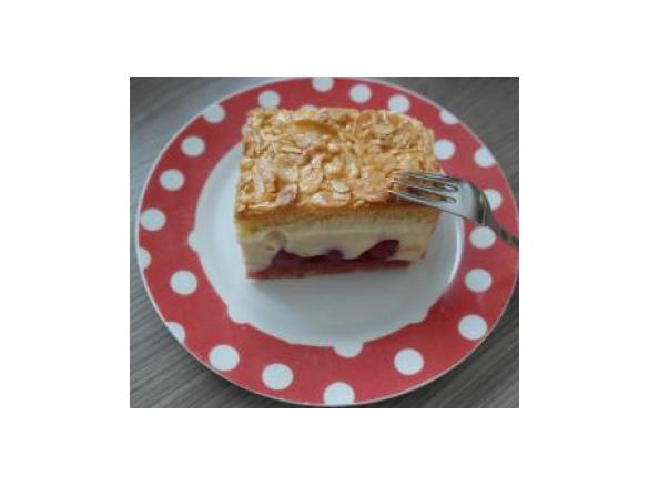 Butterkuchen " Norddeutsche Art" mit Vanillecreme und Sauerkirschen