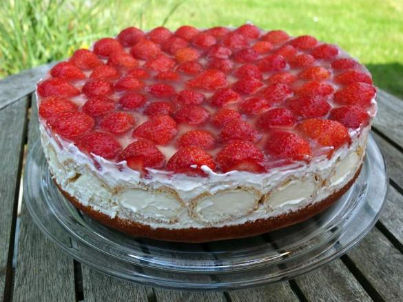 Erdbeer-Holunderblüten-Windbeutel-Torte