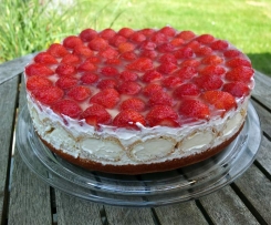 Erdbeer-Holunderblüten-Windbeutel-Torte