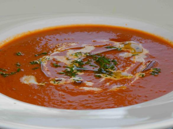 Paprika-Tomatensuppe mit Avocado