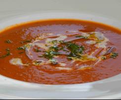 Paprika-Tomatensuppe mit Avocado