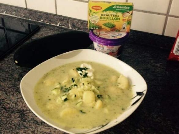 Zucchini-Cremesuppe mit Gnocchi