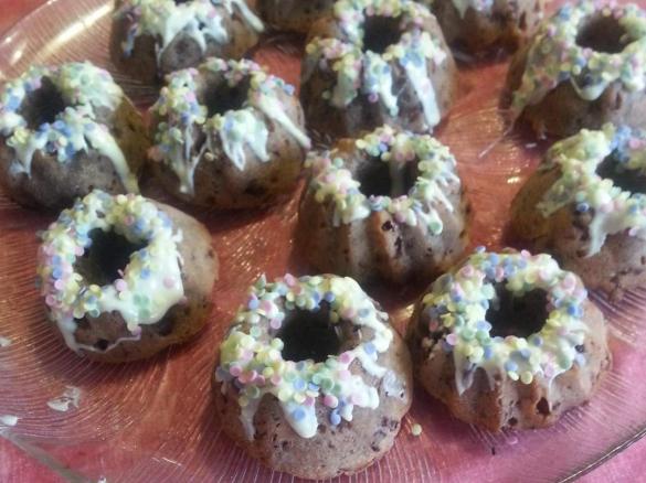 Schoko-Bananen-Gugelhüpfer mit Himbeeren