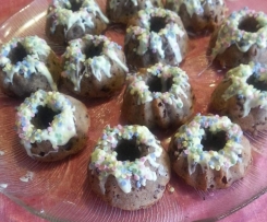 Schoko-Bananen-Gugelhüpfer mit Himbeeren