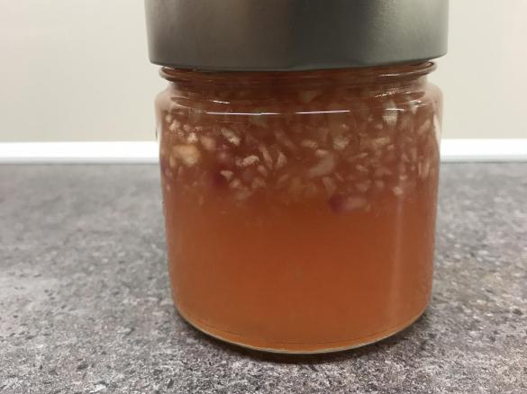 Apfelgelee mit Apfel und Birnenstücke.