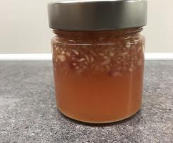 Apfelgelee mit Apfel und Birnenstücke.