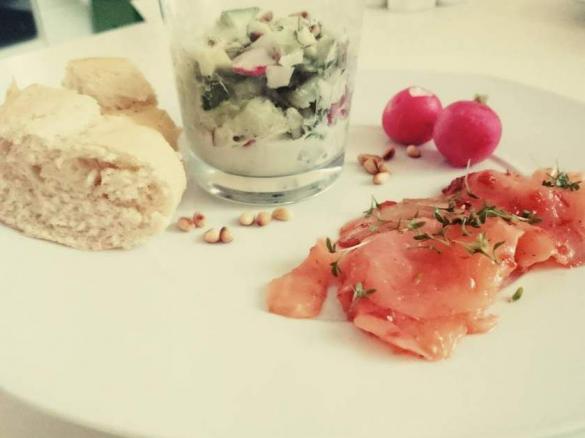 Gurken-Radieschen-Salat mit mariniertem Räucherlachs