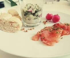 Gurken-Radieschen-Salat mit mariniertem Räucherlachs