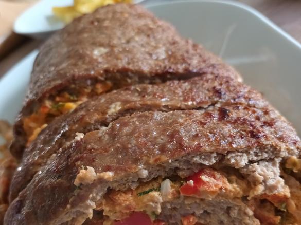 Hackbraten mit Frischkäsefüllung und Kartoffelspalten