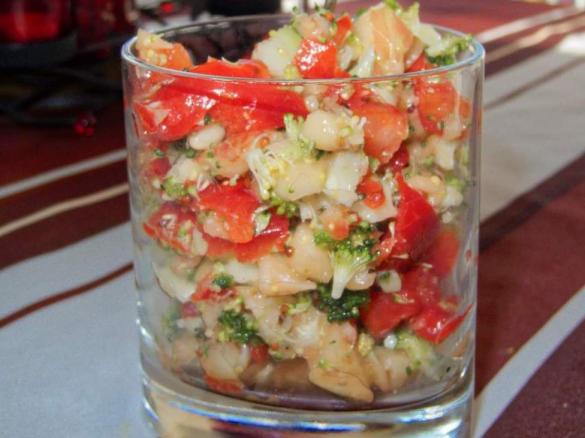 Brokkoli-Paprika-Salat mit Walnuss