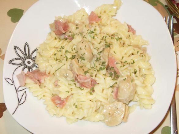 Nudeln mit Salami-Pilz-Sauce
