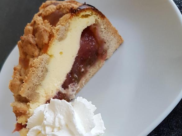 Käsekuchen mit Zwetschgen und Streusel