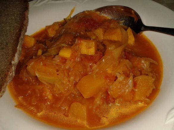Sauerkrauttopf mit Süßkartoffel und Butternutkürbis, vegan