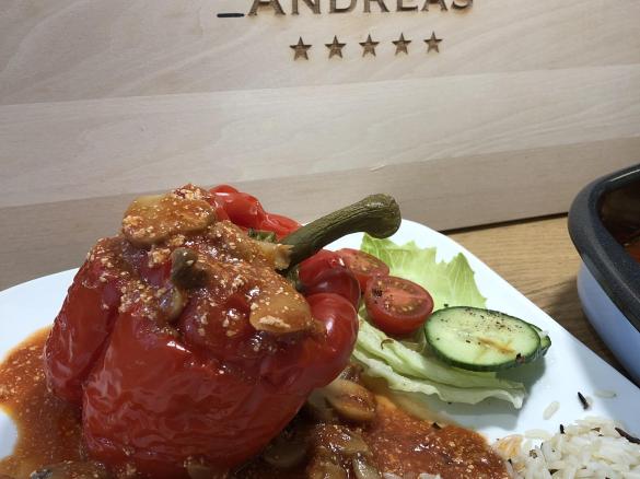 Paprikaschoten mit Reis & Tomaten-Champingnonsoße - Schmid Oma
